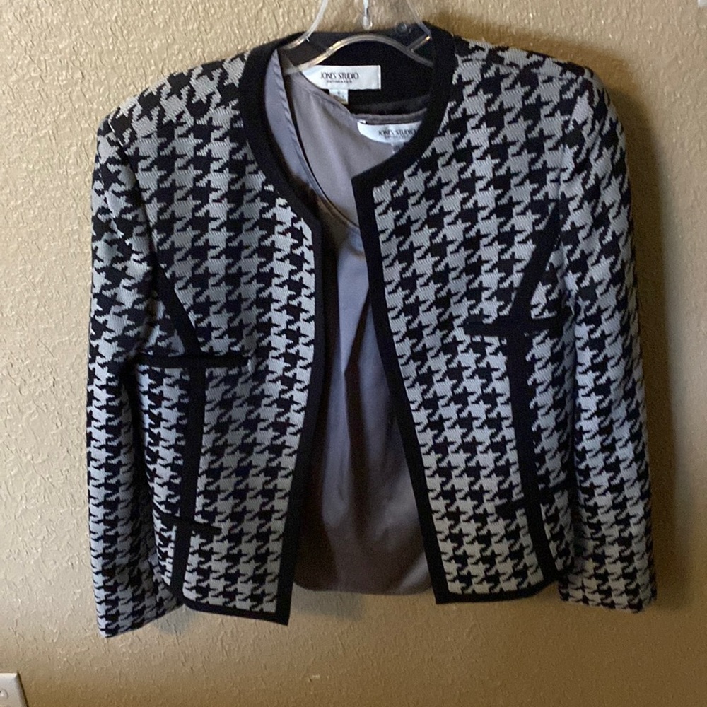 Jones Studio Blazer Size 6 and Medium Shell